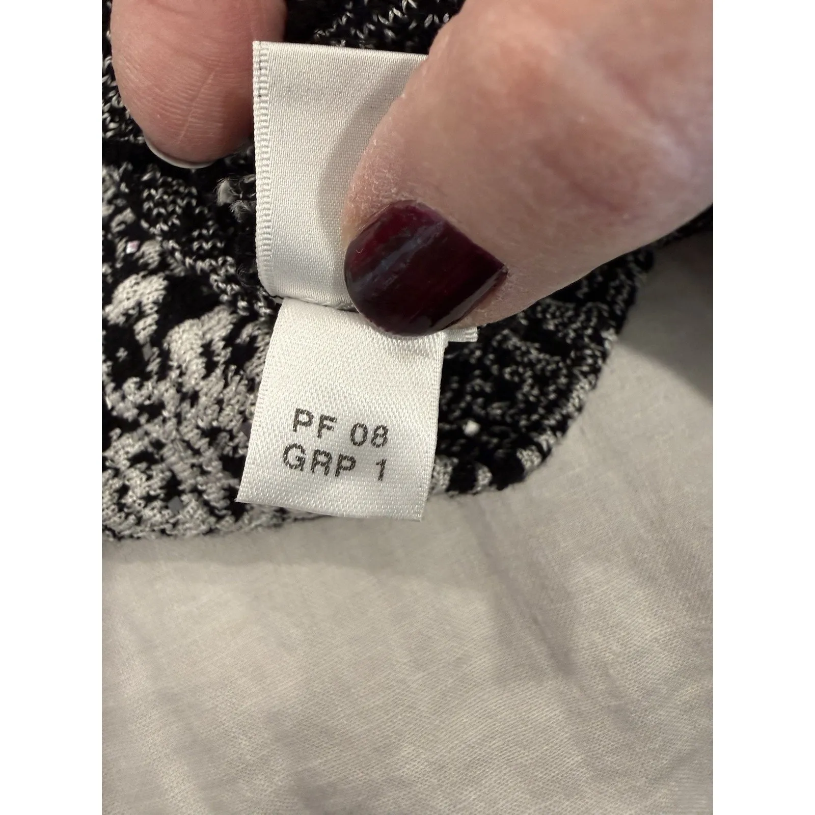 St. John Black and White Abstract Print w/Sequins Top Sz S - Image 8