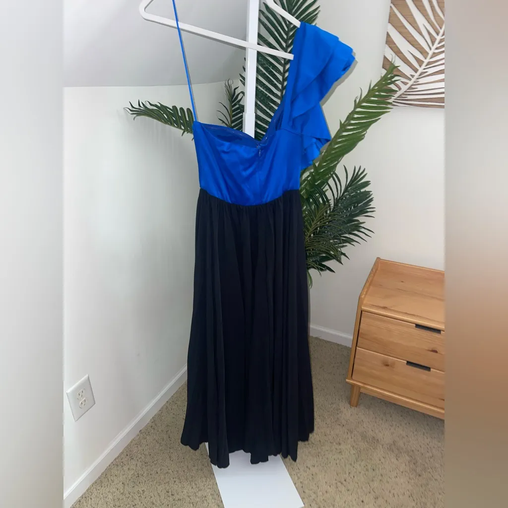 AMUR X REVOLVE Cleopatra Black & blue one shoulder Pleated cut‎ out maxi 4 - Image 7