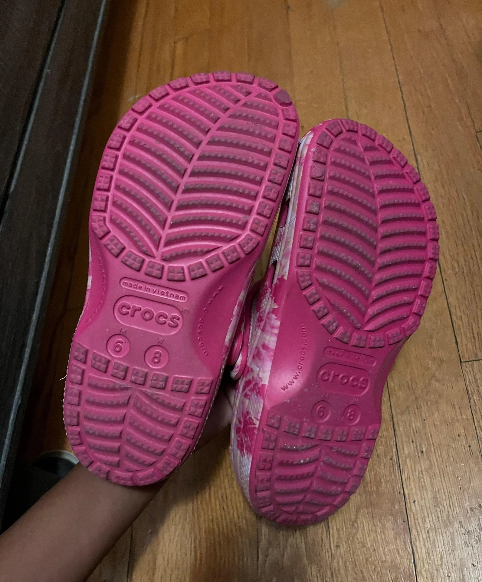 pink crocs - Image 3