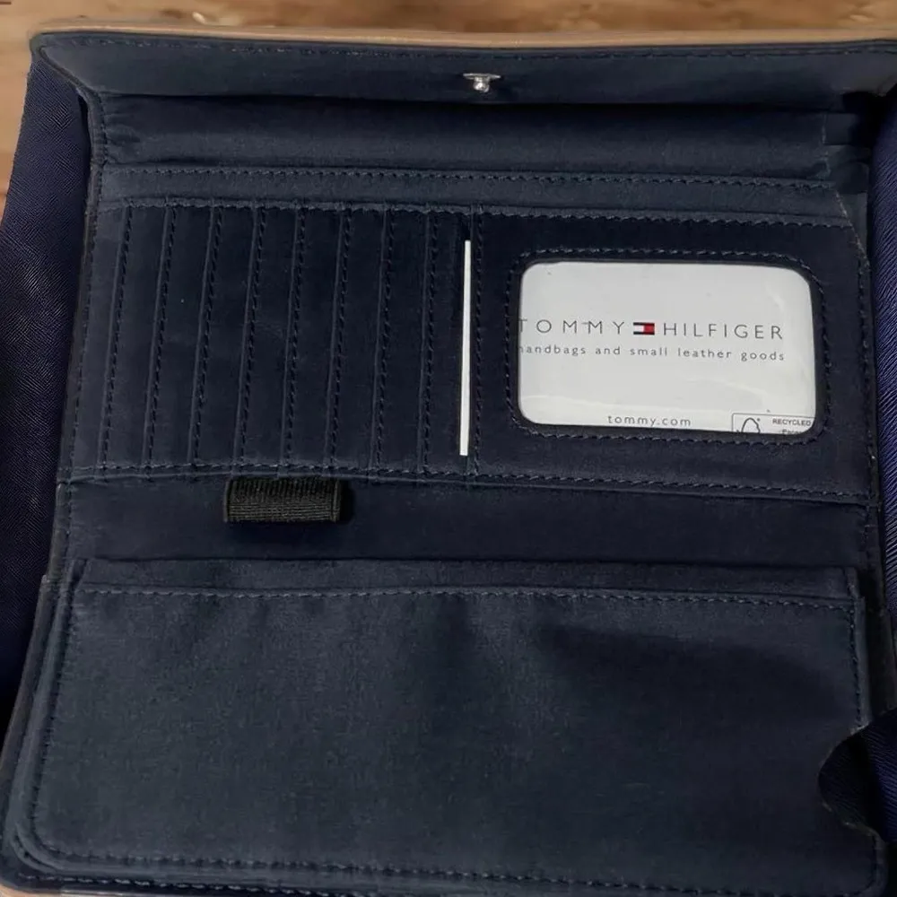 BNWT Tommy Hilfiger Long Wallet - Image 5