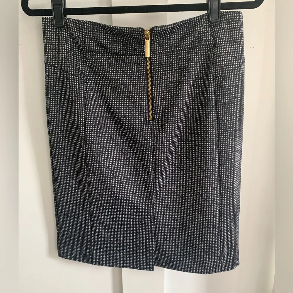 EUC Michael Kors Black White & Blue Skirt Sz 8 Back Zip Kick Vent Straight - Image 3