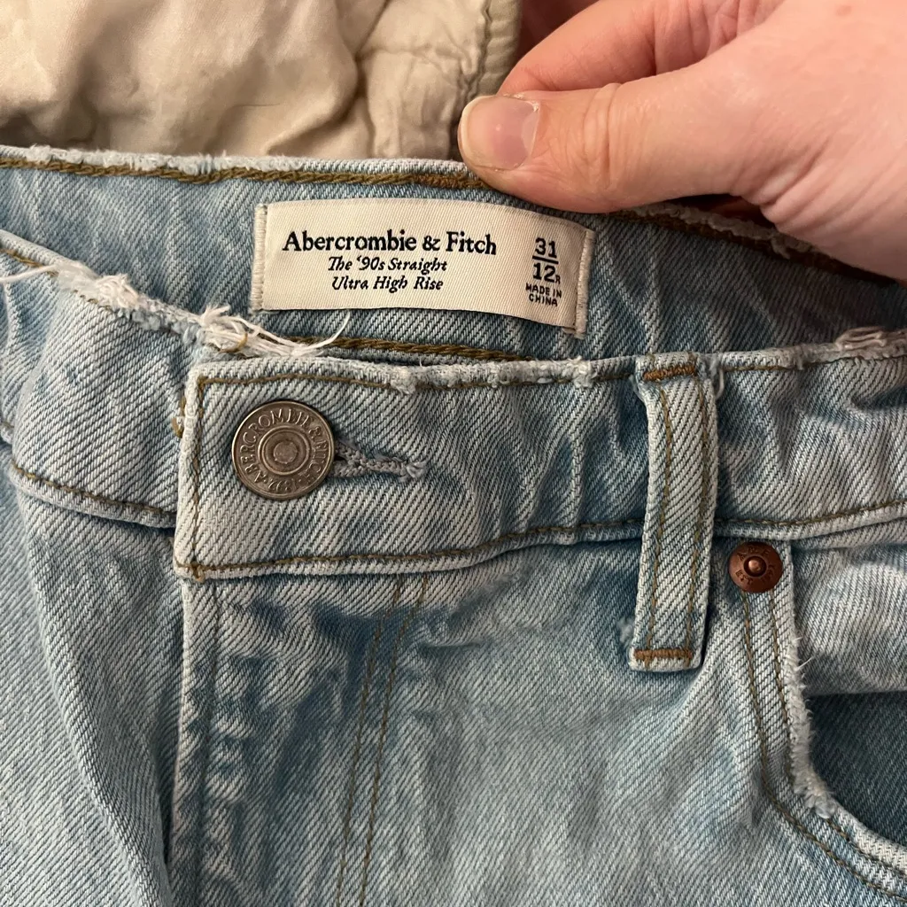 ABERCROMBIE & FITCH The 90s Straight Leg Ultra High Rise Seam Split Hem Jeans - Image 10