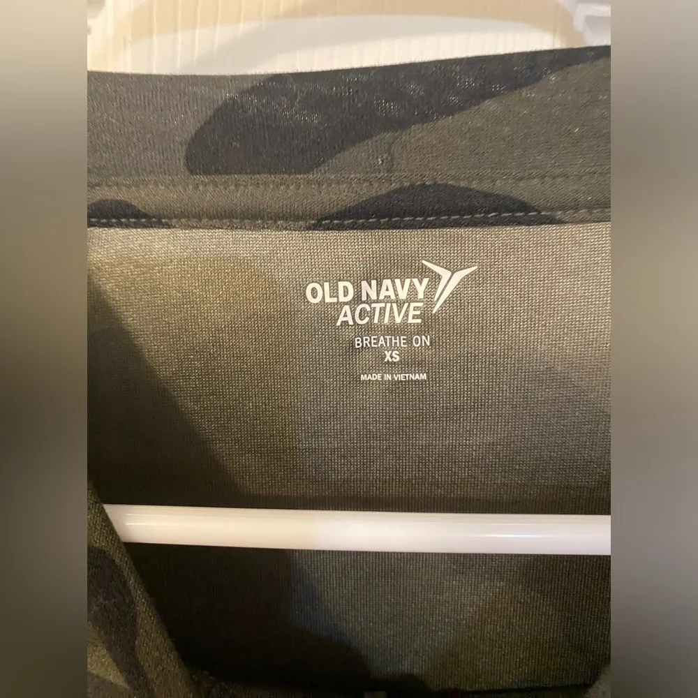Old Navy | Camo Workout Shirt, Size XS - Image 3