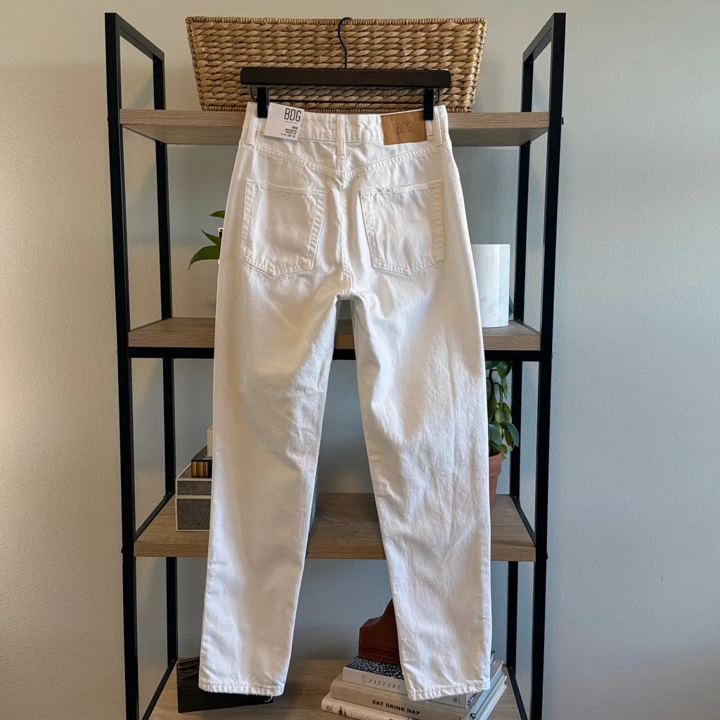 NWT BDG Urban Outfitters Mom High Waisted Tapered Leg White Jeans, 26 - Image 4