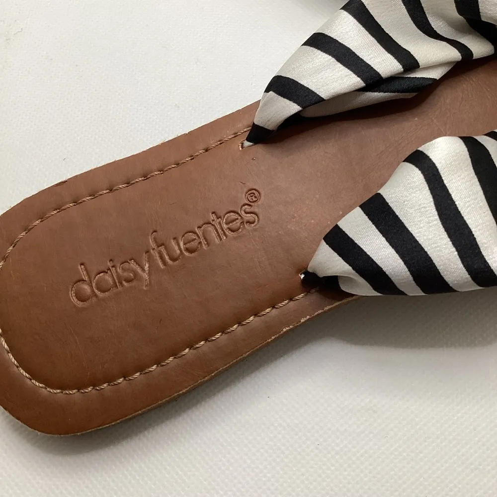 Daisy Fuentes sandals. Size 7/8. Zebra print - Image 3