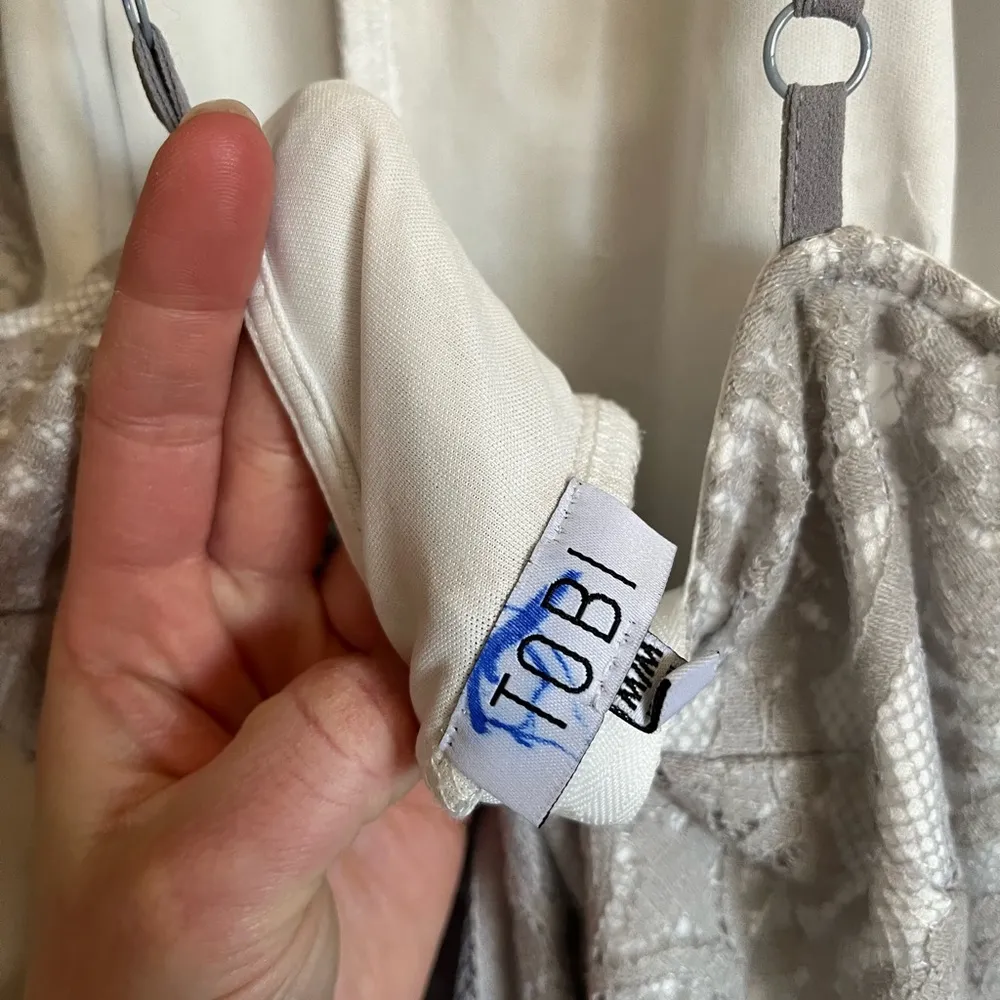 NWT TOBI Gray and white lace open back dress - Image 7