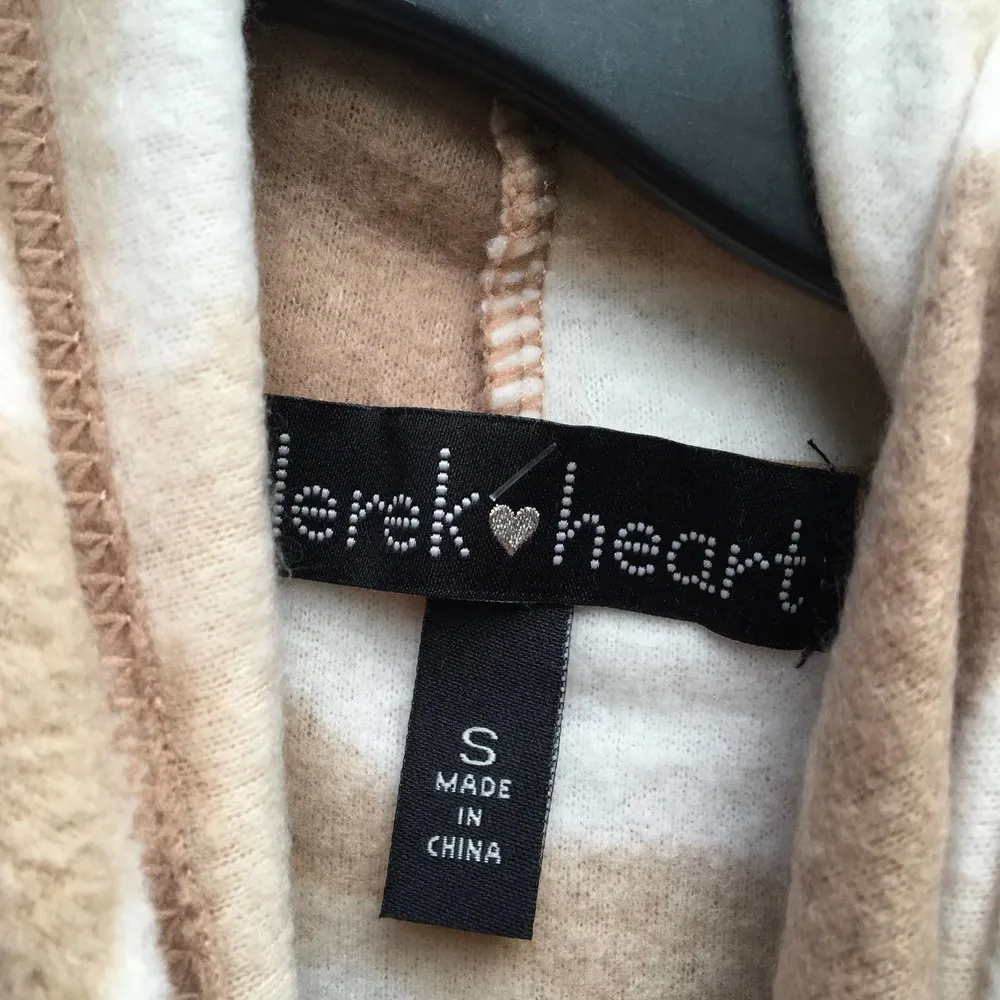 Derek Heart Women's Neutral Camo Fleece Cowl Neck Sweater Small NWT - Image 4