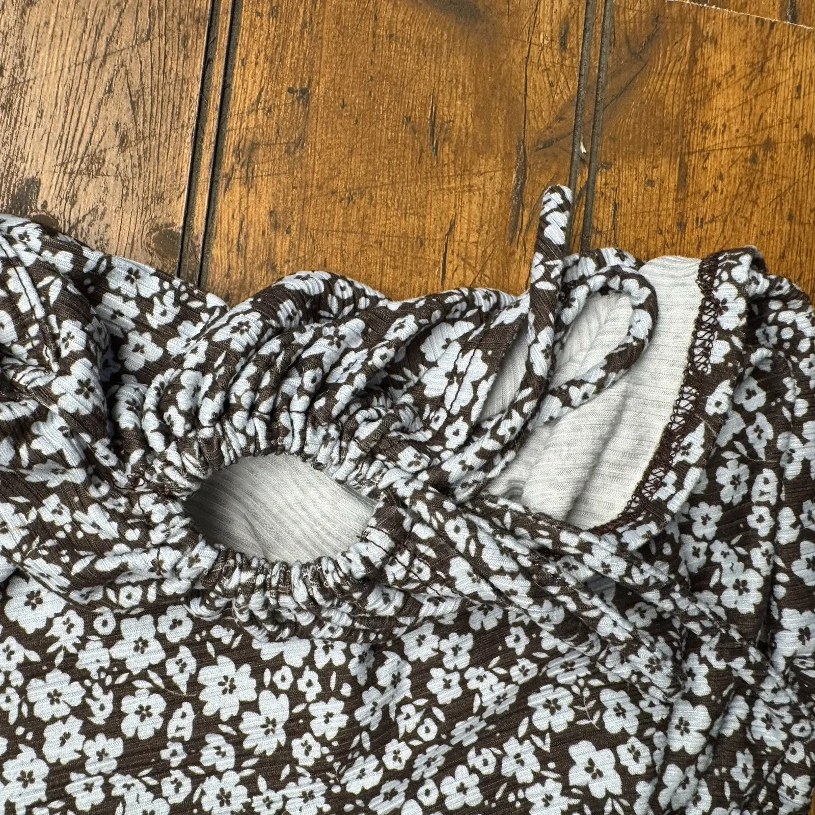 Caution to the Wind Ditsy Floral Trendy Cut Out Crop Sleeveless Tank - Size‎ S - Image 4