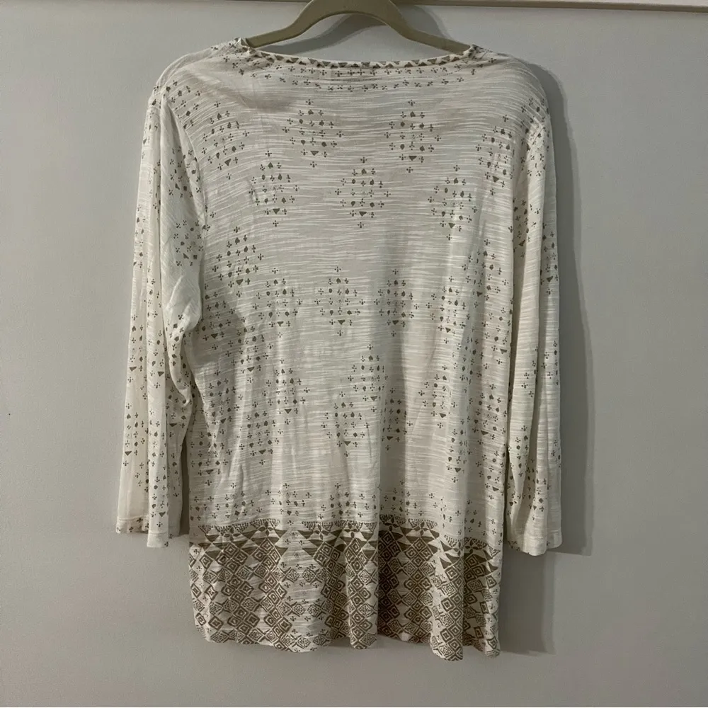 Chico's top size 2. Beautiful Design and Super Soft. Easy to Dress Up or Down - Image 5