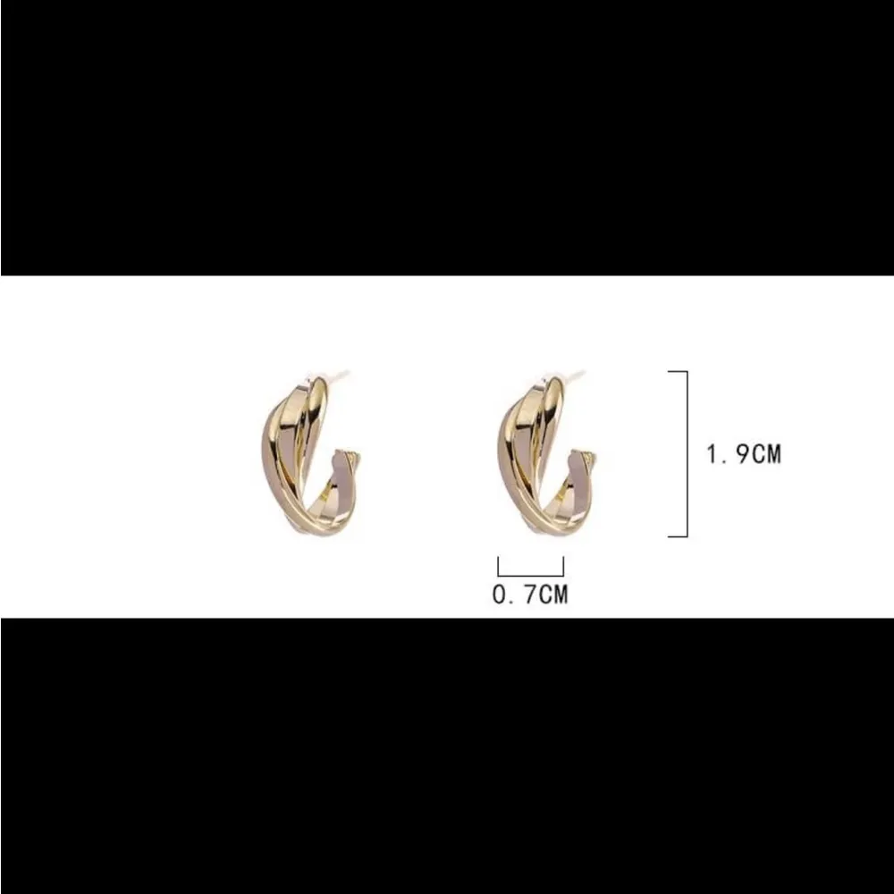 Elegant Golden Twist Hoop Earrings Gold - Image 3
