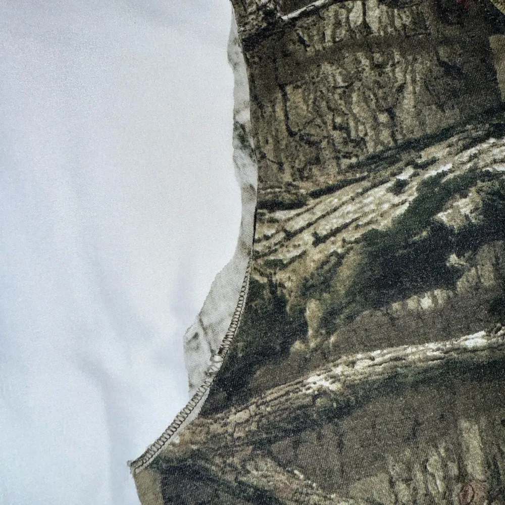 Mossy Oak Women's Forest Camo Cut Off Tank Top With Graphic Size Large - Image 4