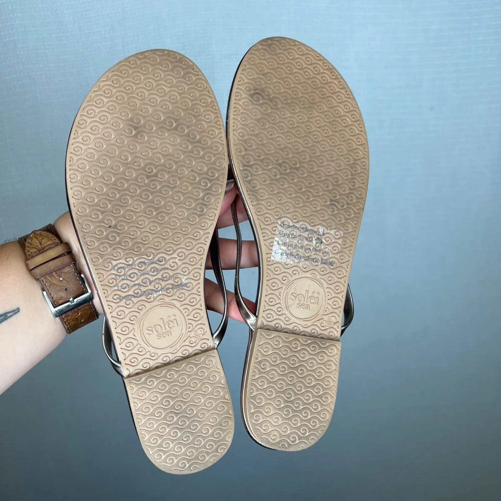 Solei Sea Revolve‎ Gold Thong Sandals Flip Flops Women's Size 8 Metallic Summer - Image 4