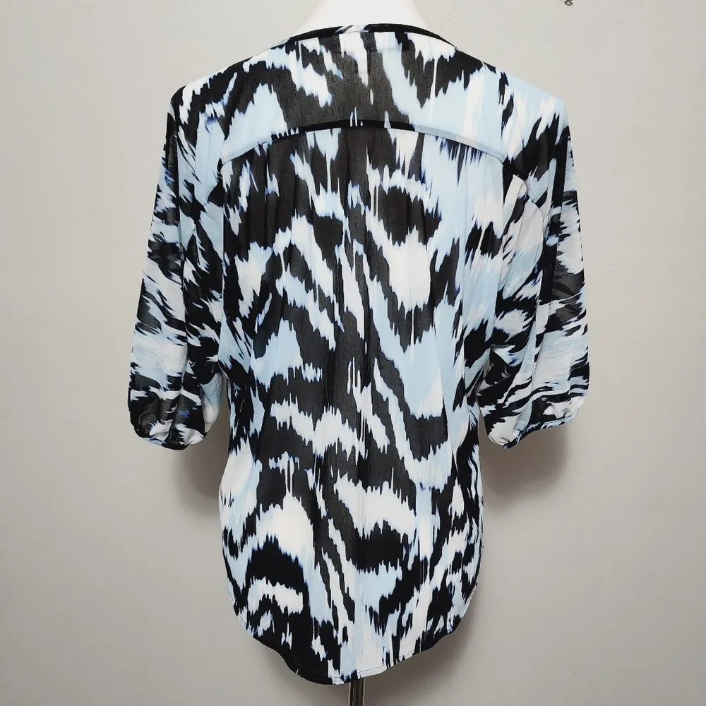 Jennifer Lopez Blue & Black Abstract Mesh Henley Blouse Size Medium - Image 5