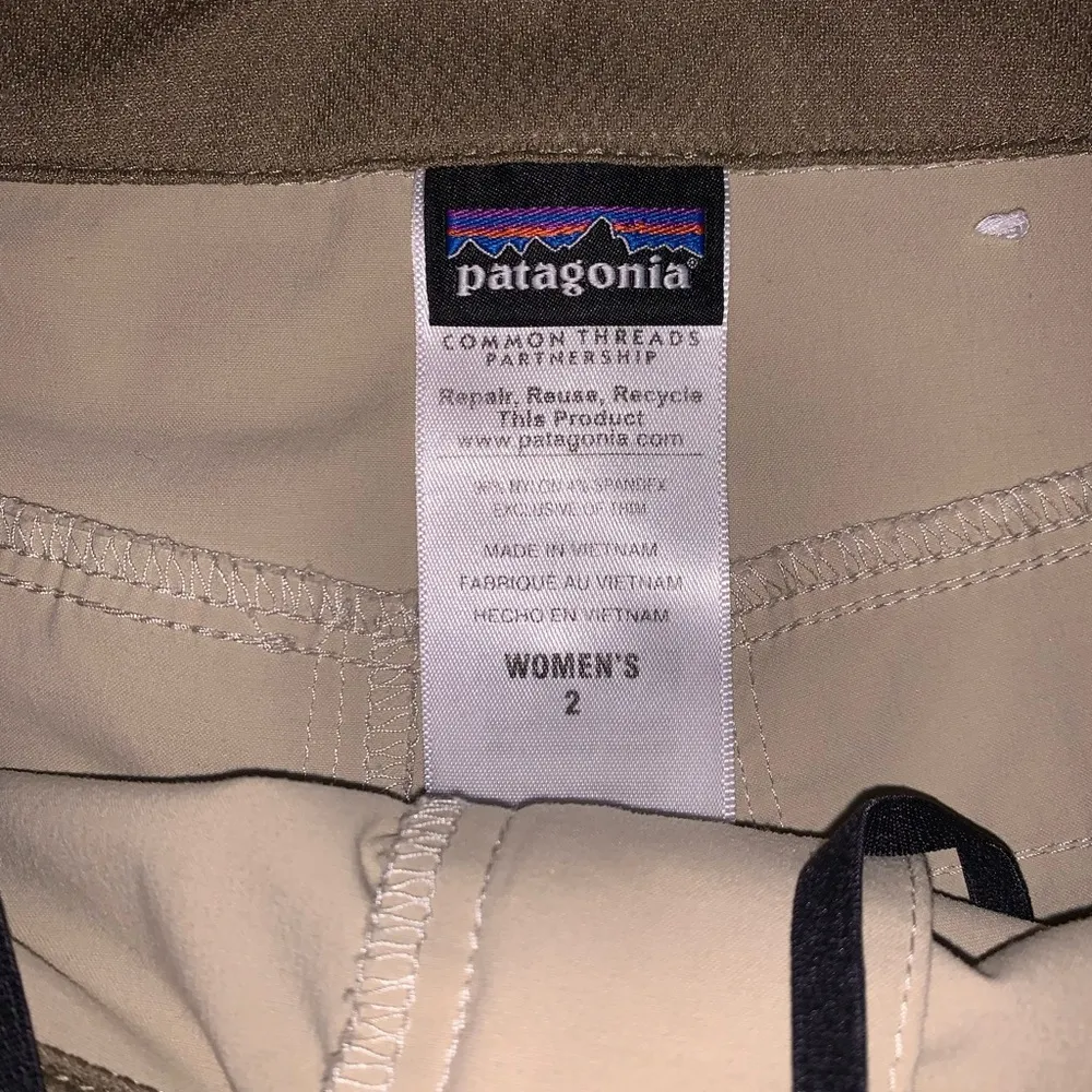 Patagonia Women's Light Tan  Khaki Shorts - Image 3