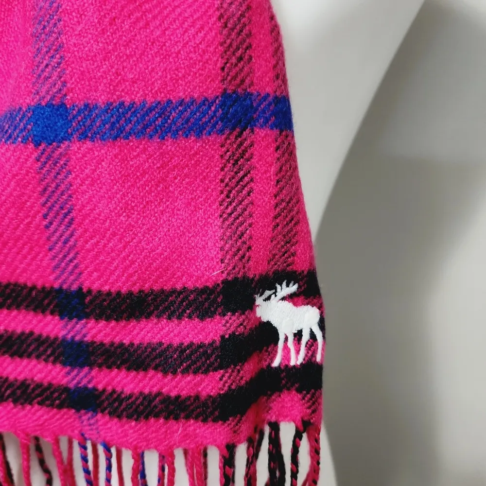 Hollister pink plaid oblong fringe scarf 15x70 - Image 2