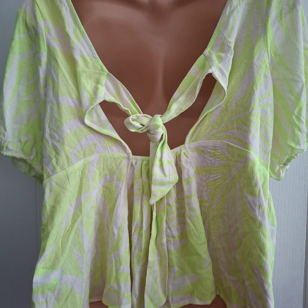 Torrid Sz 2 Lime Green Women's Top - Image 2