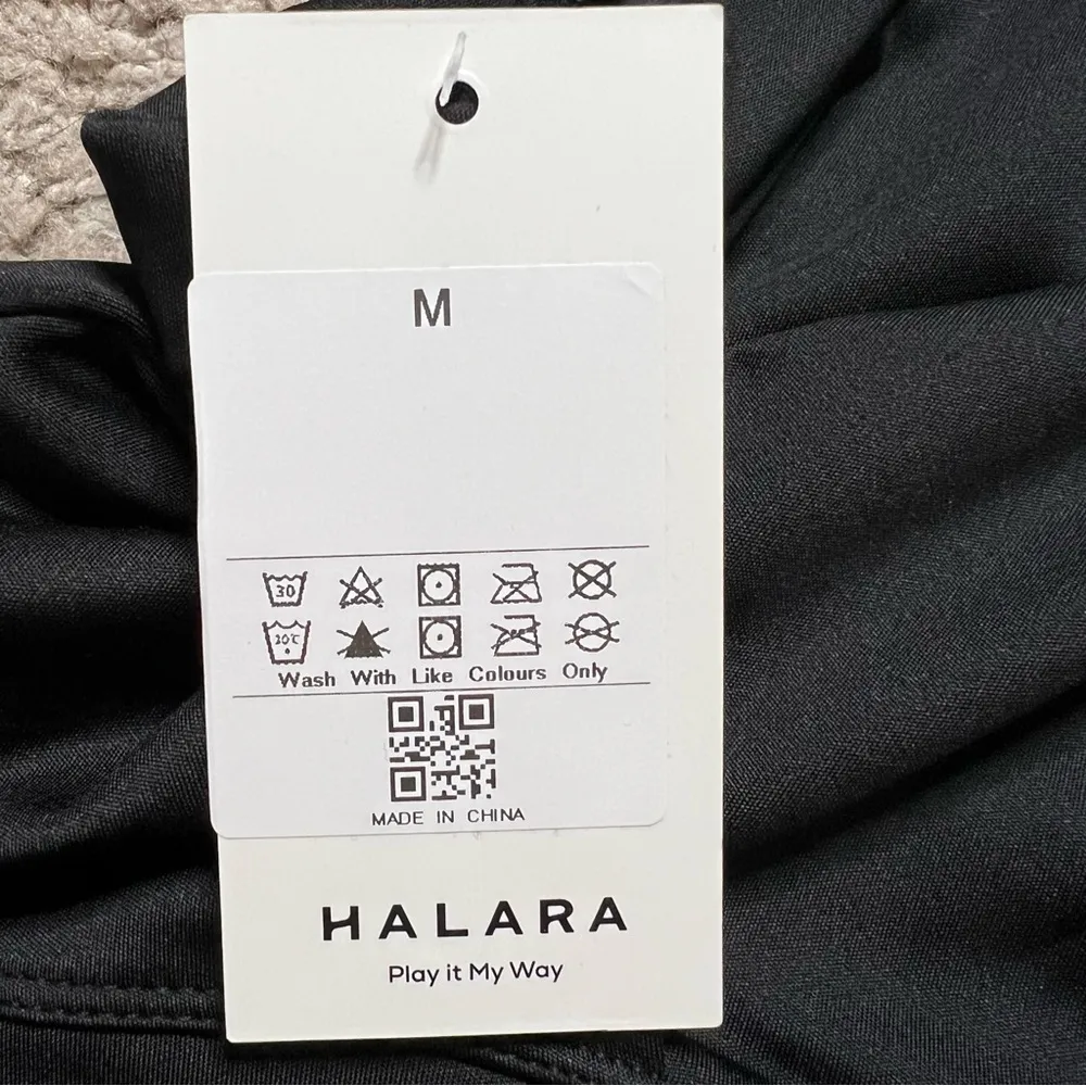 Halara Crop Neck Sleeveless Cropped Yoga Tank Top Medium Women’s Black NWT. - Image 4