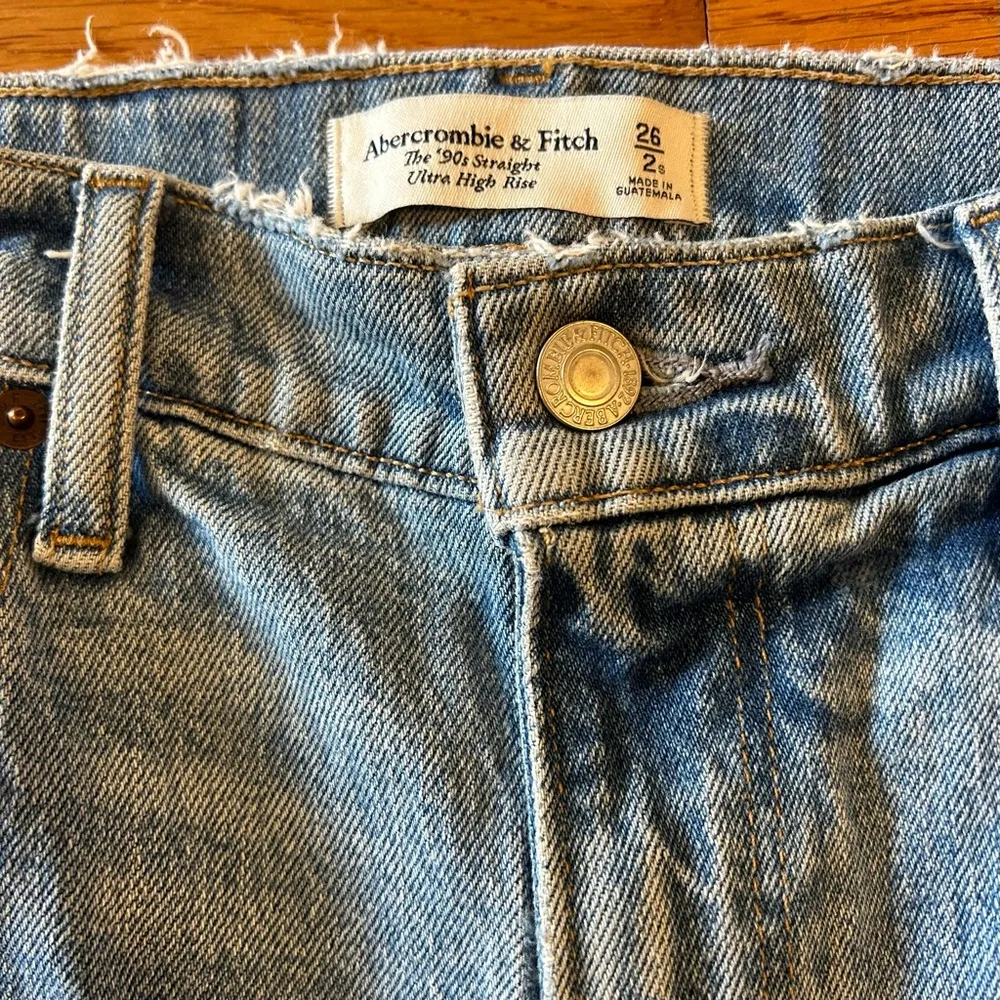 Abercrombie & Fitch 90s Relaxed Jean High Rise Ripped Denim Light Blue Size 26 - Image 5