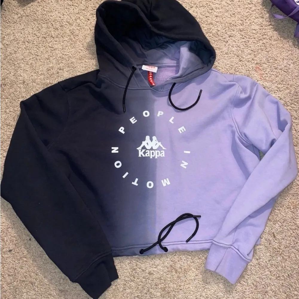 Kappa Authentic Kepulauan Black Violet People In Motion Cropped Hoodie Medium - Image 2