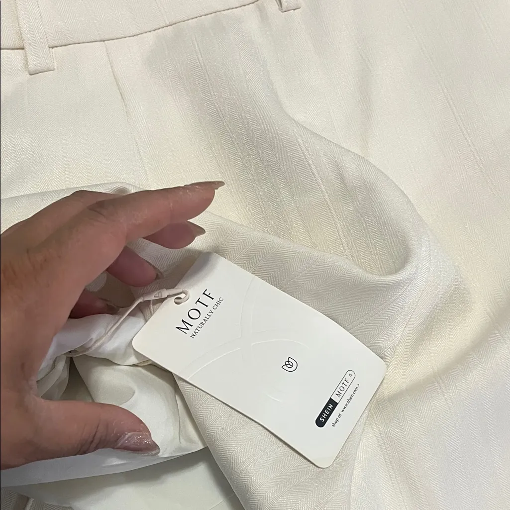 SHEIN Cream Women's Shorts - Image 3