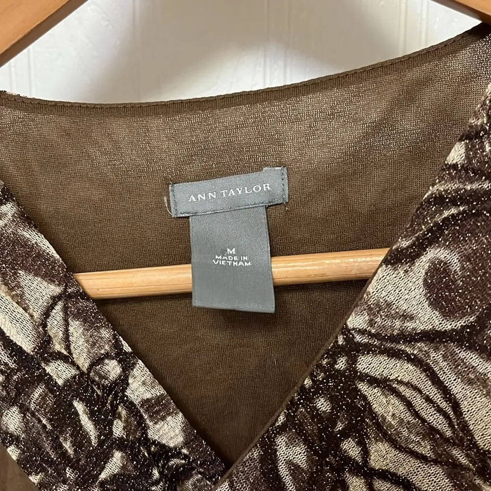 Ann Taylor Brown & metallic Gold Floral V-neck sleeveless blouse - Image 4