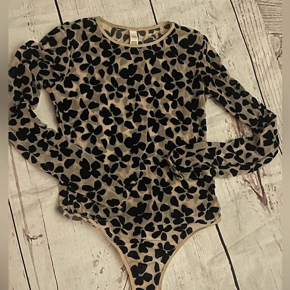 Brand new Victoria’s Secret mesh velvet body suit long sleeve women’s small - Image 4