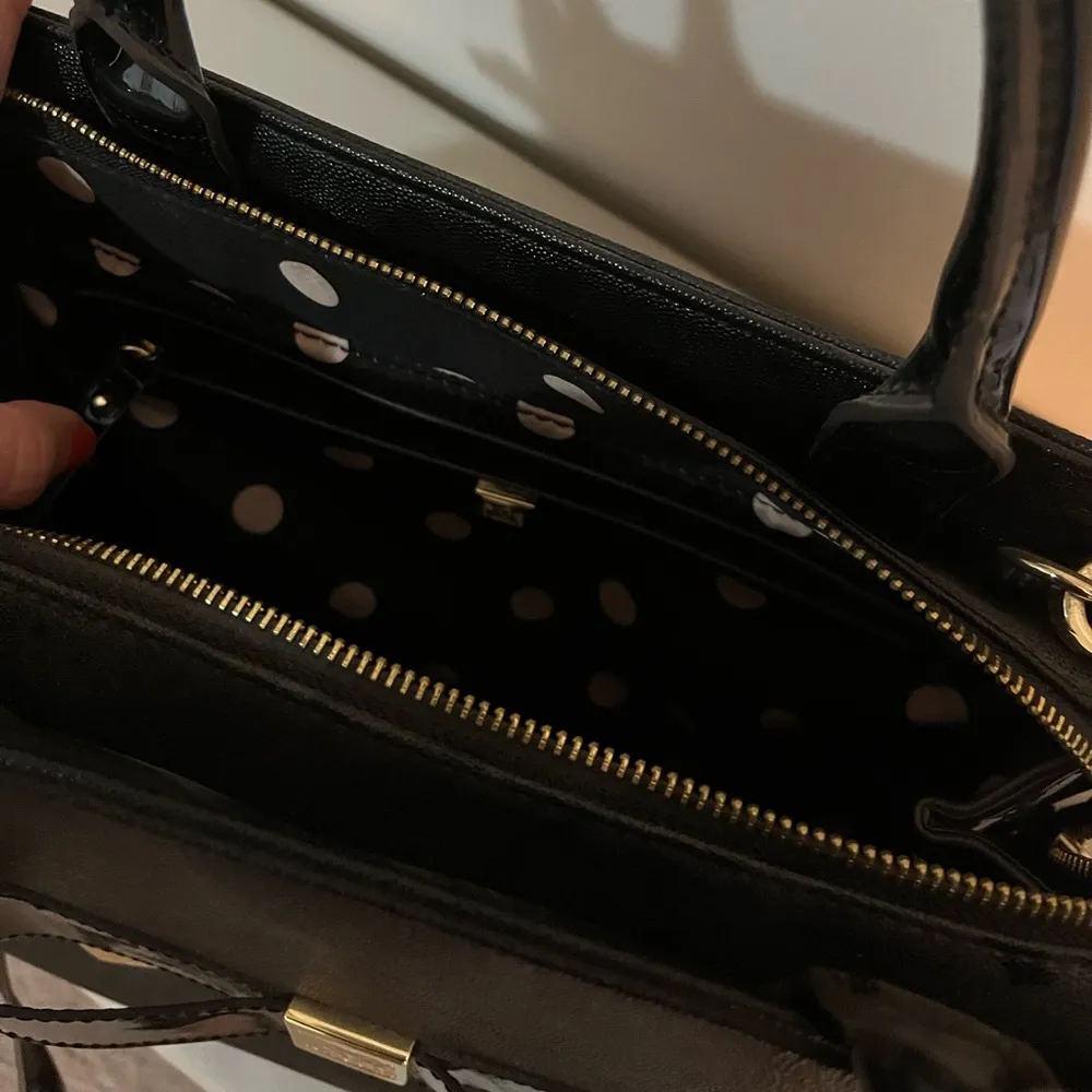 Cute black crossbody bag with gold detail - Image 4