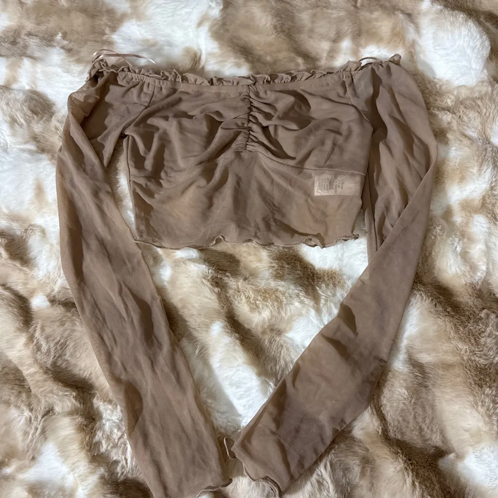 Off shoulder long sleeve cropped top. Tan - Image 2