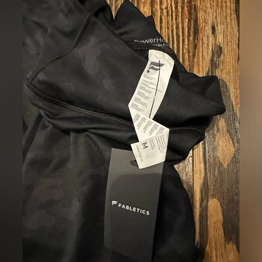 FABLETICS NWT BLACK CAMO LEGGINGS STRAIGHT LEG - Image 2