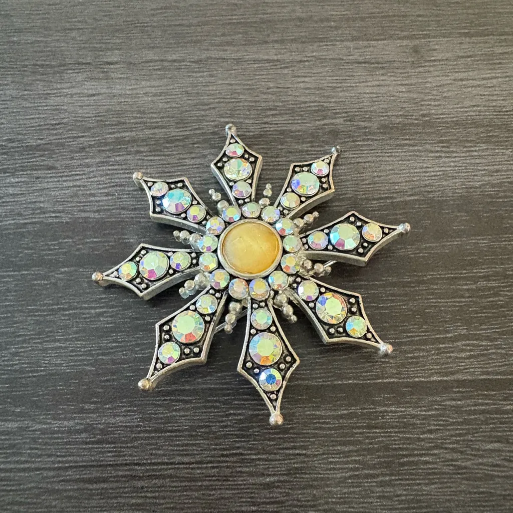 Vintage Sparkling Snowflake Starburst Brooch Silver - Image 3