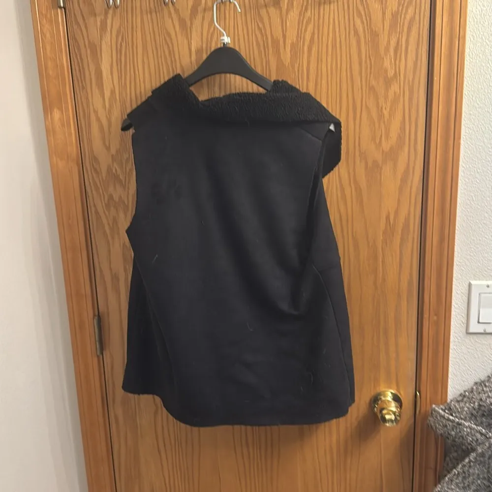 Susina women’s black fuzzy vest size large - Image 4