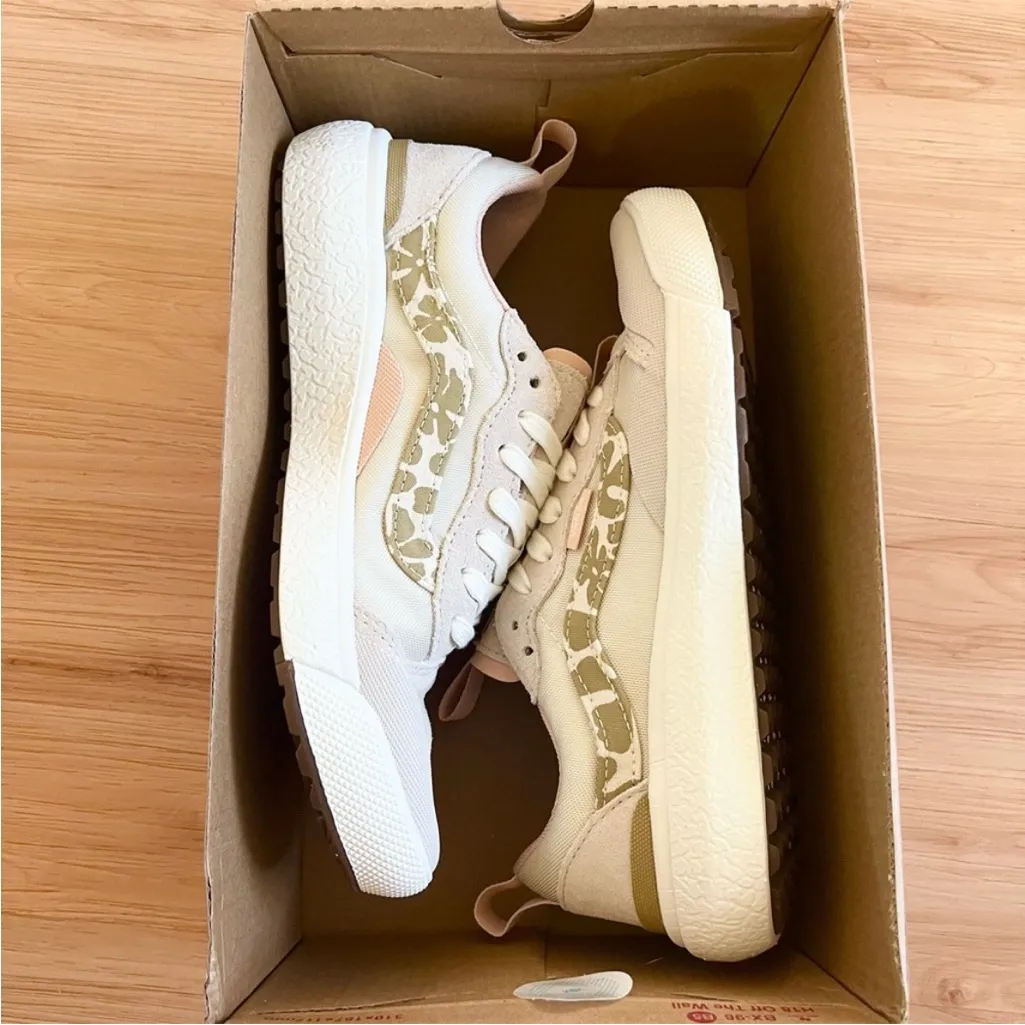 VANS UltraRange EXO SE Suede
SneakerTenis Women Size 8.0 US Mens
6.5 US - Image 9