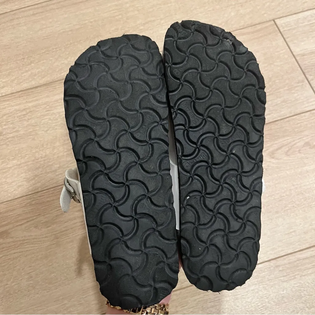 Betula Birkenstock White Thong Patent Leather Buckle Sandal Women’s Size 37/US 6 - Image 5