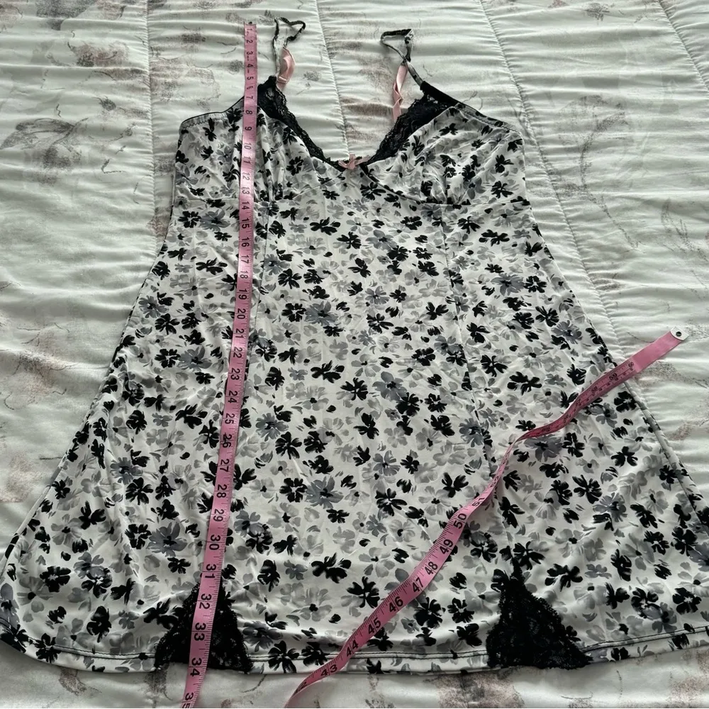 Black and white ditsy floral Y2K goth lace trim slip dress siz M spaghetti boho Size M - Image 6