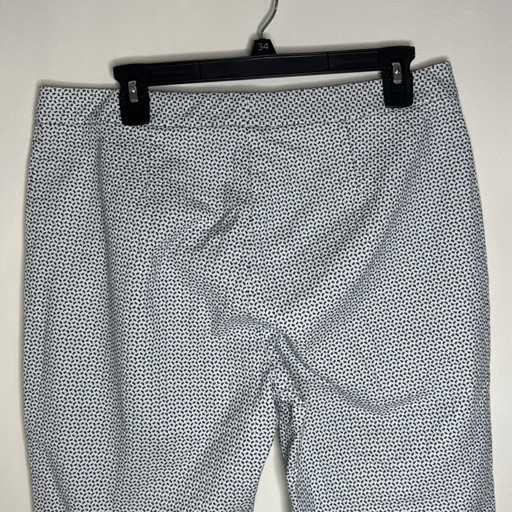 J. McLaughlin white and blue geometric print textured cropped pants size 14 - Image 4