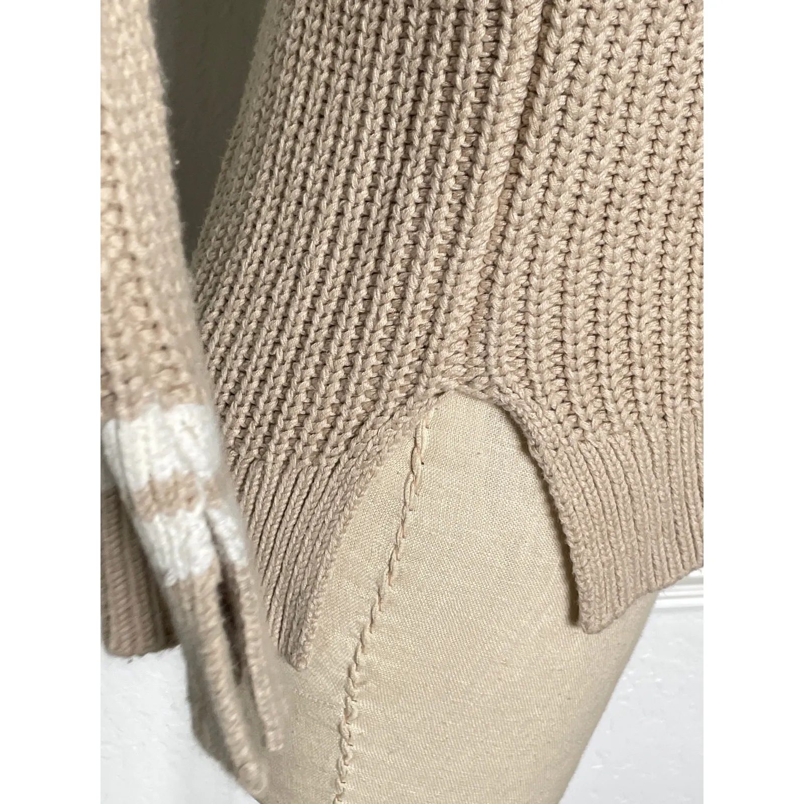 Abercrombie & Fitch Tan Cable Knit V Neck Sweater Tennis Preppy XS - Image 5