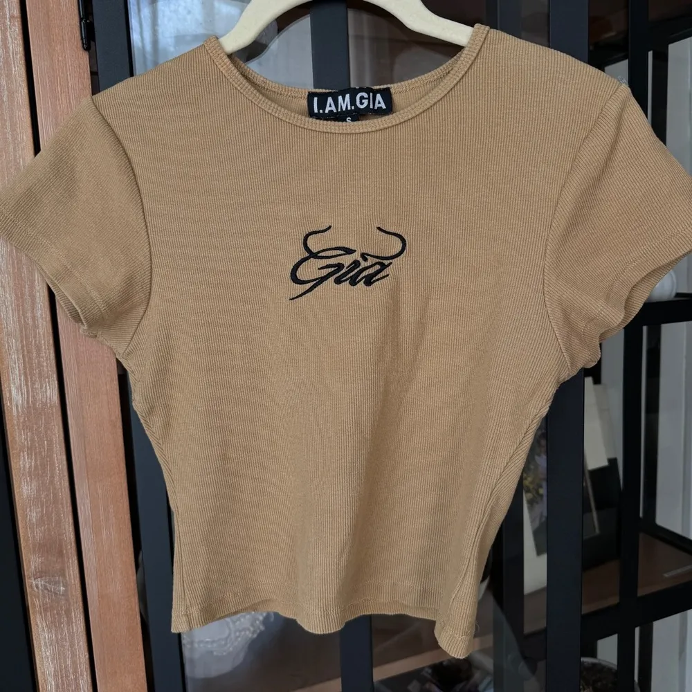 Y2K I.AM.GIA Baby tee cropped top crew beige sand tan ribbed embroidered logo - Image 2