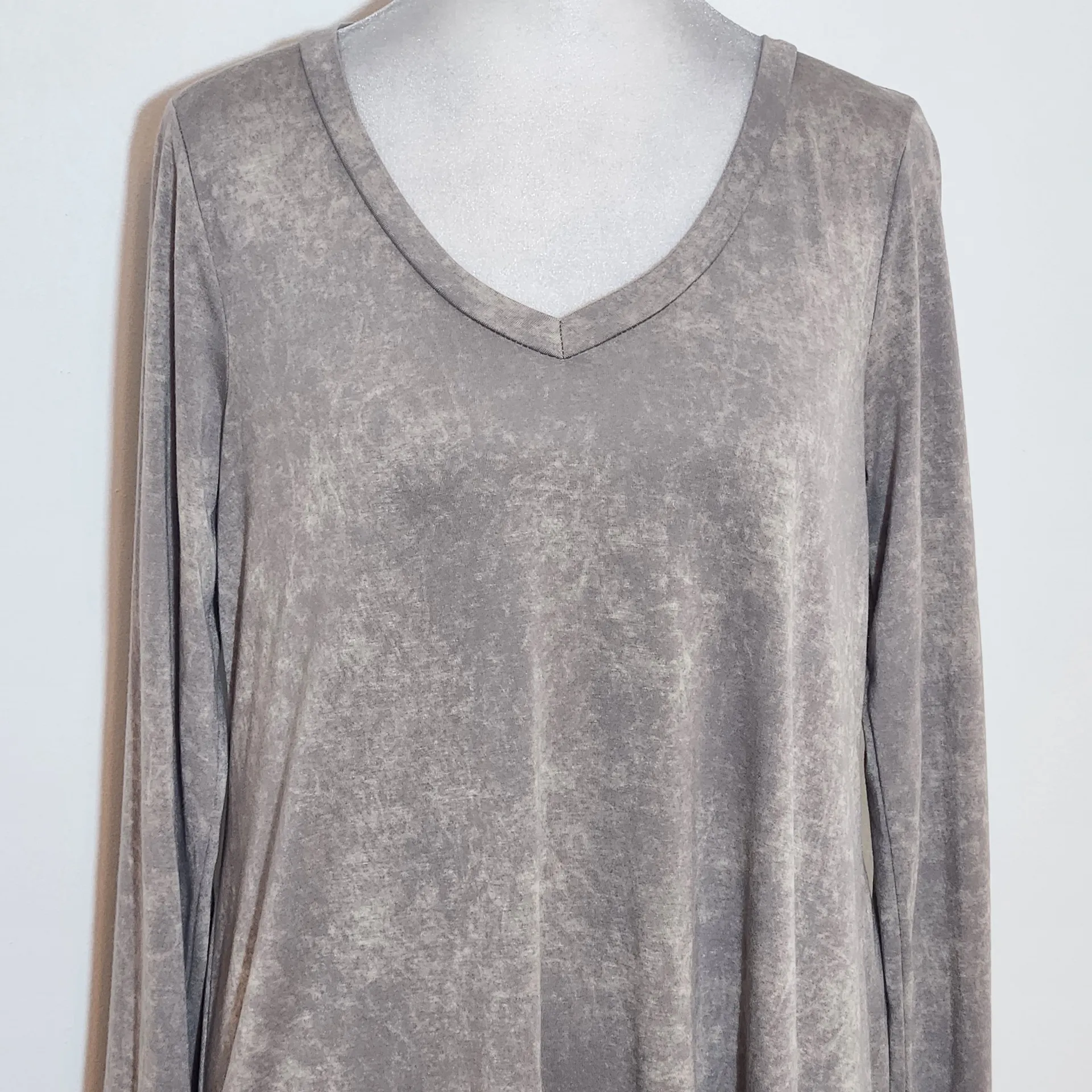 Andree by Unit Taupe Long Sleeve V-Neck Tee Size Medium Taupe T-Shirt - Image 3