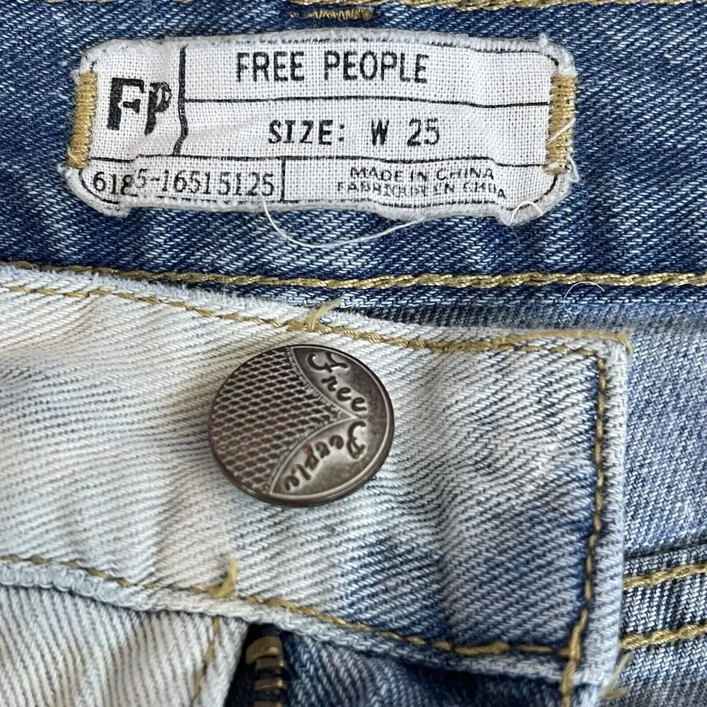 Free People SZ W 25 Jean Shorts Crochet Lace Hems Zip-Fly Distressed Light Wash - Image 7