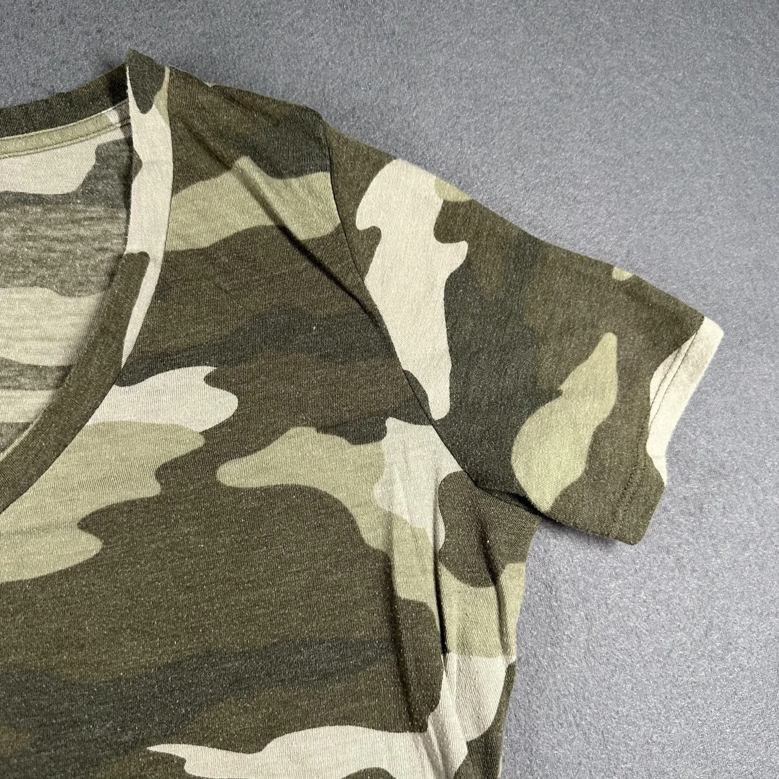 PINK Victorias Secret Shirt Womens Medium Camo V-Neck Short Sleeve Dog Logo - Image 5