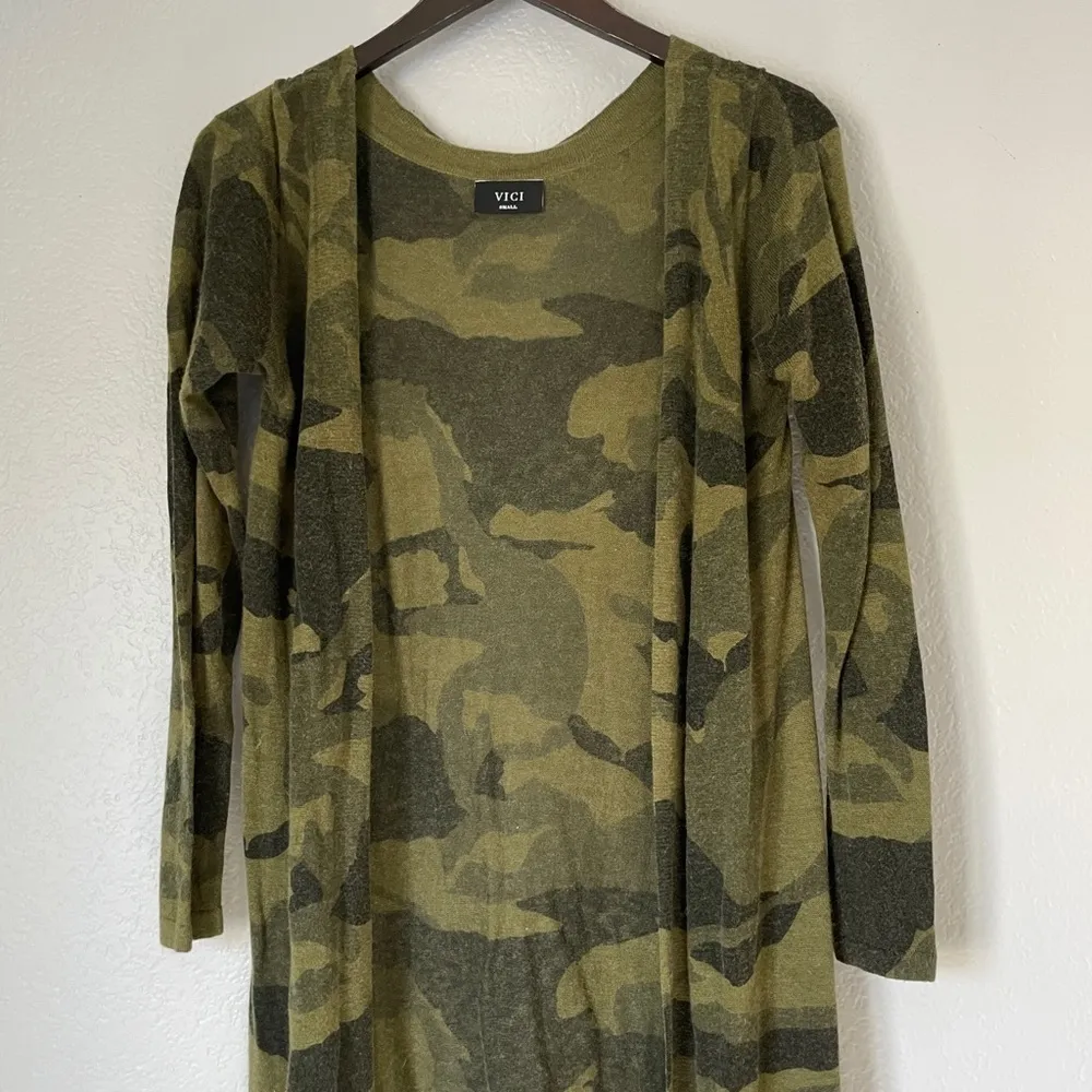 VICI Don’t Blend in Camo Cardigan Small - Image 4