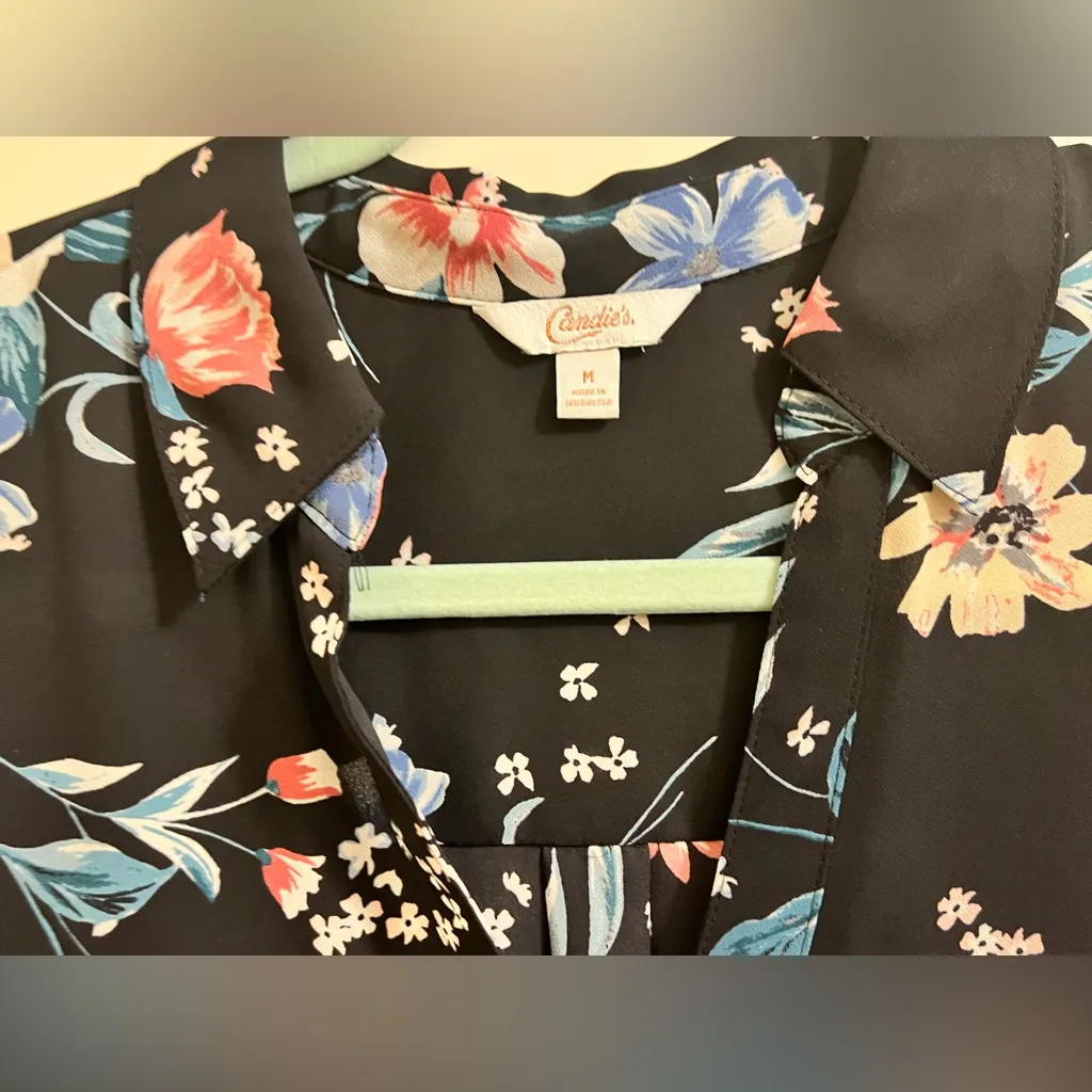 Candie’s Floral Black/Blue Chiffon Work Blouse (EUC) Medium - Image 3