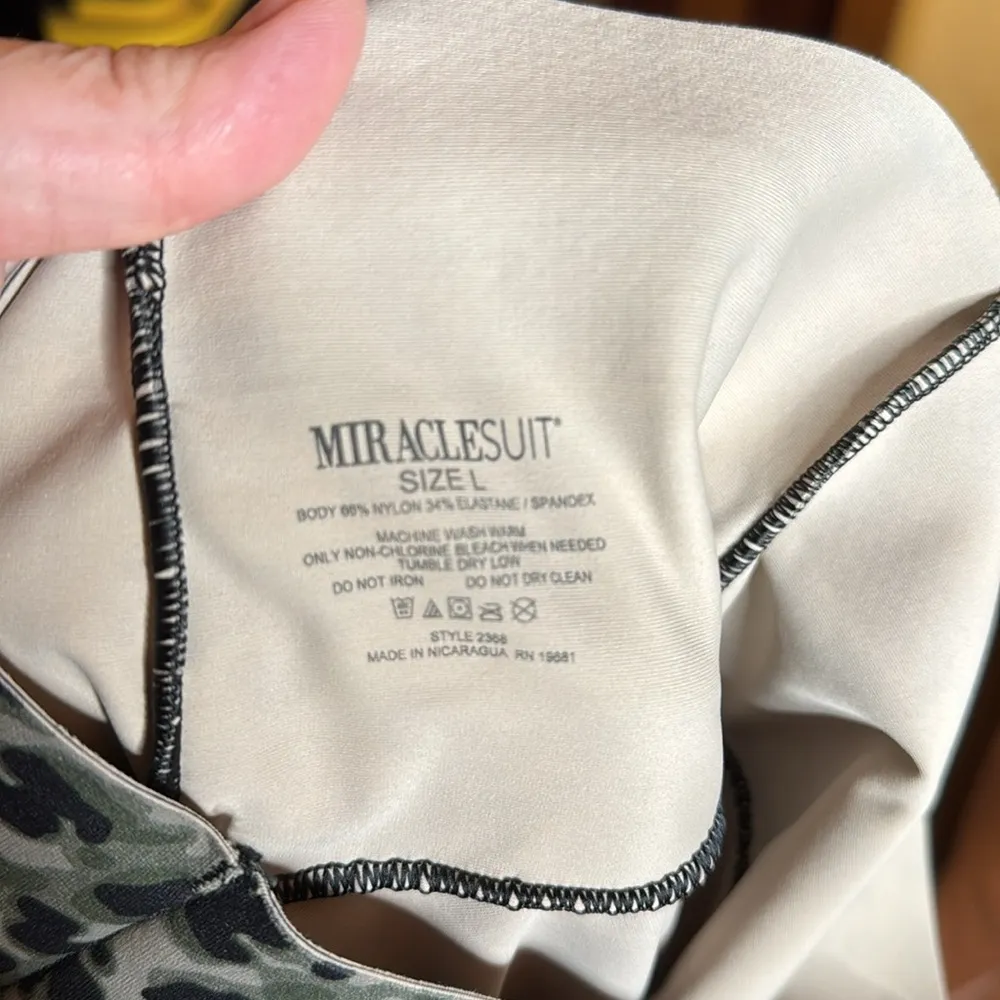 Miraclesuit Tortoise Shell Athleisure Leggings Size Large - Image 8