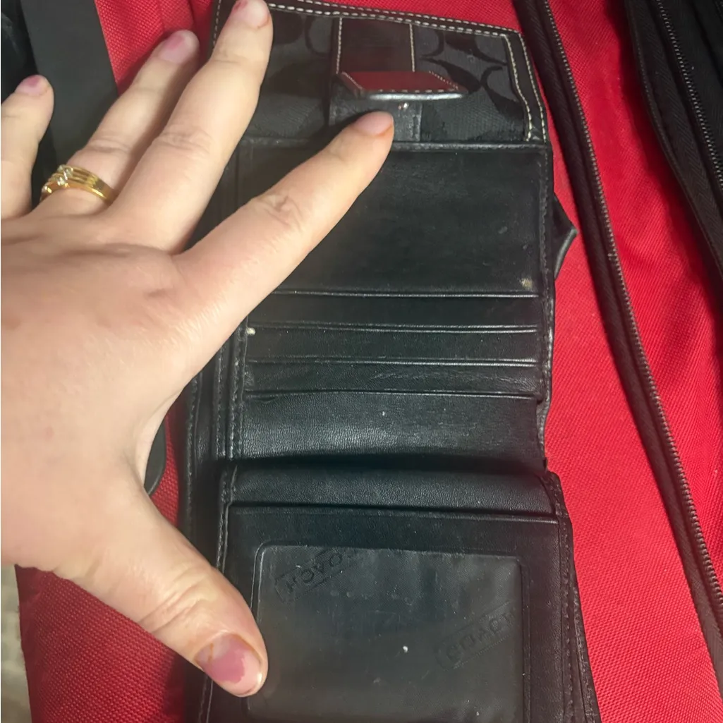 Vintage Coach Black Leather Wallet pre loved but good condition - Image 4