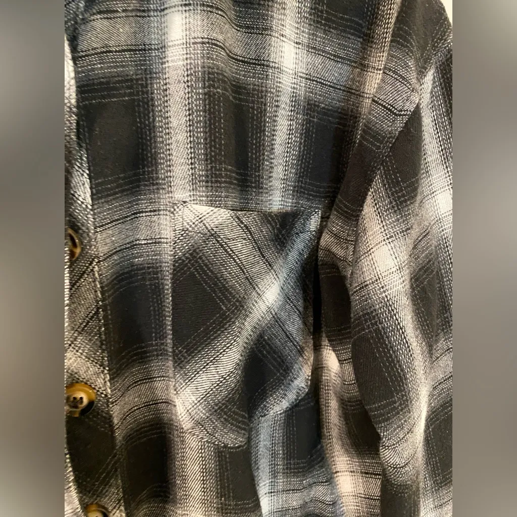 Lacozy Buffalo Plaid Flannel Long Sleeve Button Up-Size Medium - Image 5