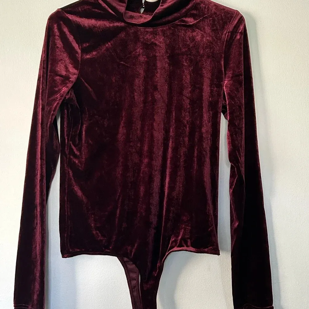 New articles of society burgundy velvet bodysuit long sleeve mockneck sz L - Image 3