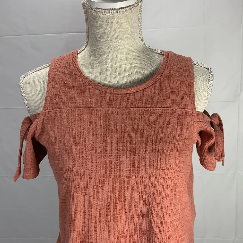 Skylark Short Tie Cold Shoulder Textured Dusty Rose Top XXS NWOT - Image 3