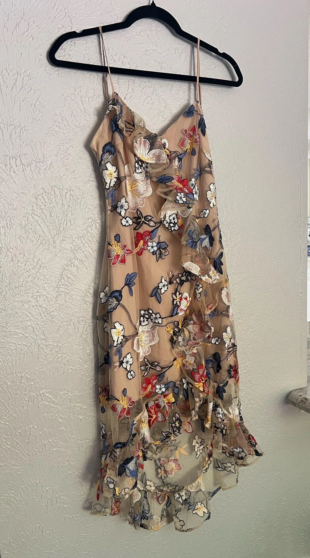 Devlin nude floral embroidered ruffle spaghetti strap midi dress XS  - Image 4