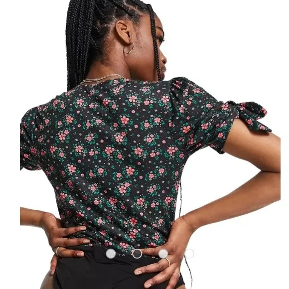 NWT TopShop Ditsy Floral V-Neck Bodysuit Size‎ XS - Image 2