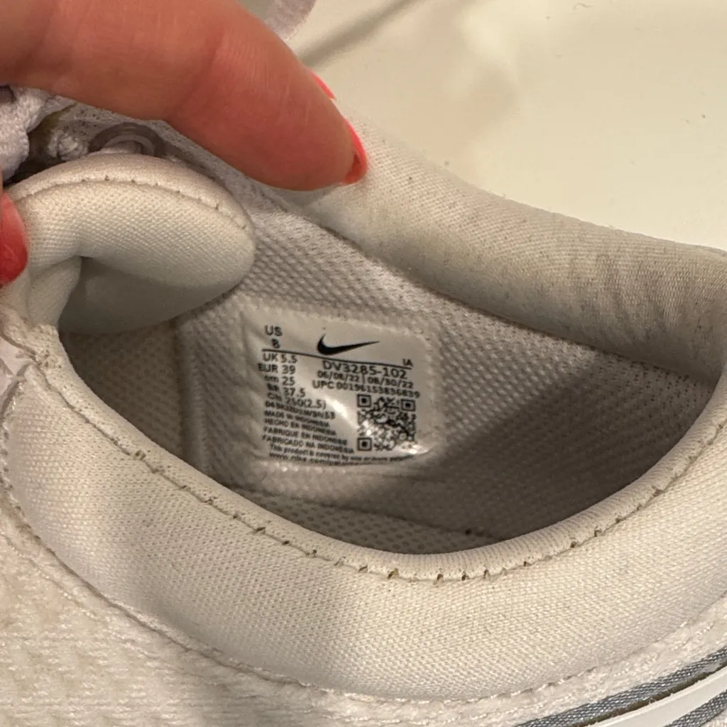 White and Gray/silver Nike Sneakers - Image 5